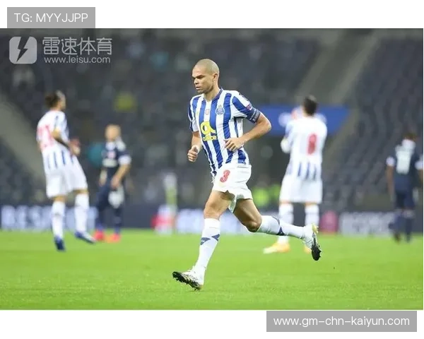 波尔图佩佩中场突破后劲射洞穿对方球门,打造经典一刻 波尔图佩佩中场突破后劲射洞穿对方球门,打造经典一刻